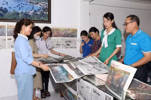 Bạn đọc, giáo viên và học sinh đến trụ sở Văn phòng đại diện Báo Nhân Dân tại Ninh Thuận để thưởng lãm tranh panorama “Chiến dịch Điện Biên Phủ”.