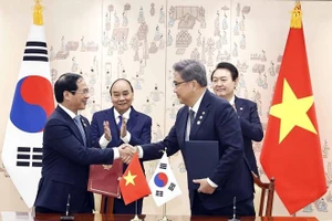 Chủ tịch nước Nguyễn Xuân Phúc và Tổng thống Hàn Quốc Yoon Suk Yeol chứng kiến lễ ký Biên bản ghi nhớ về việc thúc đẩy hợp tác trên cơ sở “Đối tác hợp tác chiến lược toàn diện” giữa Bộ Ngoại giao hai nước. (Ảnh: TTXVN)