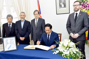 Bộ trưởng Ngoại giao Bùi Thanh Sơn ghi sổ tang, chia buồn về việc Nữ hoàng Anh Elizabeth II qua đời.