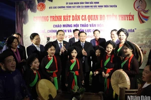 Chủ tịch Quốc hội Vương Đình Huệ tặng hoa chúc mừng, động viên nghệ nhân quan họ và các cháu Câu lạc bộ Quan họ măng non.