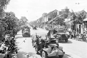 Các đơn vị cơ giới của Đại đoàn 308 tiến vào Thủ đô trên đường Kim Mã, sáng 10/10/1954. (Ảnh: Tư liệu TTXVN)