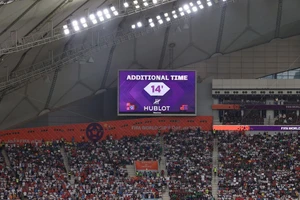Màn hình thông báo 14 phút bù giờ cuối hiệp 1 trong trận đấu giữa Anh và Iran, tại bảng B World Cup Qatar 2022, ngày 21/11/2022, trên sân vận động quốc tế Khalifa, ở Doha, Qatar. (Ảnh: CNN/Getty Image)