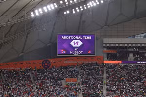 Màn hình thông báo 14 phút bù giờ cuối hiệp 1 trong trận đấu giữa Anh và Iran, tại bảng B World Cup Qatar 2022, ngày 21/11/2022, trên sân vận động quốc tế Khalifa, ở Doha, Qatar. (Ảnh: CNN/Getty Image)