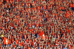 Bầu không khí cuồng nhiệt trong các trận bóng đá. (Ảnh: Trần Hải-Khiếu Minh)