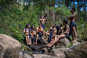 Nam nữ thanh niên Cơ-ho. (Ảnh: Thành Đạt)