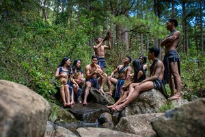 Nam nữ thanh niên Cơ-ho. (Ảnh: Thành Đạt)