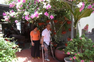 39 năm qua, bà Hoa luôn hỗ trợ chồng mọi việc trong cuộc sống.