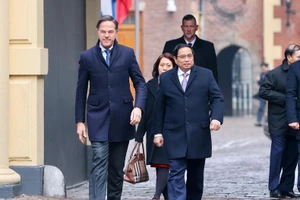 Thủ tướng Vương quốc Hà Lan Mark Rutte ra tận xe đón Thủ tướng Phạm Minh Chính. (Ảnh: Nhật Bắc)
