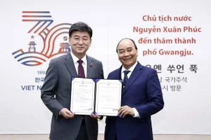Chủ tịch nước Nguyễn Xuân Phúc và Thị trưởng thành phố Gwangju Bang Se-hwan tại Lễ công bố Ngày Việt Nam của thành phố Gwangju. (Ảnh: TTXVN)