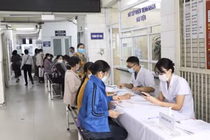 Người dân đăng ký tầm soát ung thư tại Trung tâm Y học Hạt nhân và Ung bướu - Bệnh viện Bạch Mai.