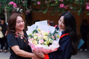 Niềm vui của mẹ trong ngày con gái nhận bằng tốt nghiệp Cử nhân.