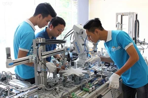 Học viên Trường cao đẳng Cơ điện Hà Nội trong một buổi thực hành.