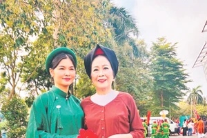 Nghệ nhân Nhân dân Phan Thị Kim Dung (phải) sau một buổi biểu diễn giao lưu nghệ thuật truyền thống.