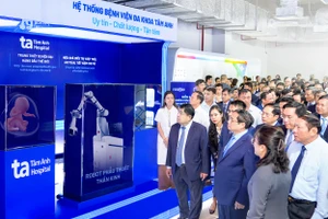 Thủ tướng Phạm Minh Chính cùng các lãnh đạo thăm gian hàng giới thiệu của Bệnh viện Đa khoa Tâm Anh tại Triển lãm quốc tế đổi mới sáng tạo Việt Nam 2023. Ảnh | Tâm An