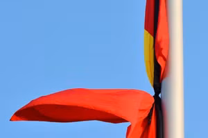 [Video] Treo cờ rủ Quốc tang đồng chí Khamtay Siphandone