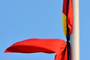 [Video] Treo cờ rủ Quốc tang đồng chí Khamtay Siphandone