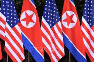 Quốc kỳ Mỹ và Triều Tiên tại Hội nghị thượng đỉnh Mỹ - Triều tại Singapore 6/2018 (Ảnh: AFP/TTXVN)