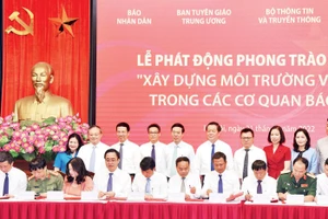Đại diện các cơ quan thông tấn báo chí ký cam kết thực hiện phong trào thi đua "Xây dựng môi trường văn hóa trong các cơ quan báo chí".