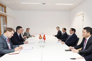 Thủ tướng Phạm Minh Chính có cuộc gặp với Thủ tướng Tây Ban Nha Pedro Sánchez Castejón. (Ảnh: DƯƠNG GIANG/TTXVN)