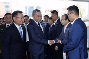 Chủ tịch nước Tô Lâm với cán bộ, nhân viên Công ty viễn thông Star Telecom. (Ảnh: TTXVN)