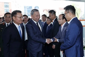 Chủ tịch nước Tô Lâm với cán bộ, nhân viên Công ty viễn thông Star Telecom. (Ảnh: TTXVN)