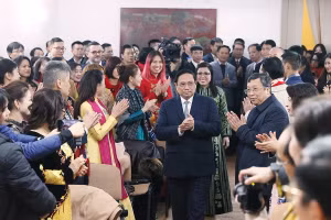 Thủ tướng Phạm Minh Chính và Phu nhân đến thăm cán bộ, nhân viên Đại sứ quán và đại diện cộng đồng người Việt Nam tại Romania. (Ảnh: Dương Giang/TTXVN)