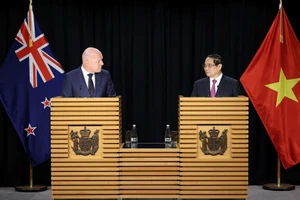 Thủ tướng Phạm Minh Chính và Thủ tướng Christopher chủ trì họp báo sau hội đàm. (Ảnh: TTXVN)