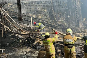 Lực lượng cứu hộ làm nhiệm vụ tại hiện trường vụ tấn công khủng bố trung tâm thương mại Crocus City Hall ở Krasnogorsk, ngoại ô Moskva, Nga ngày 23/3/2024. (Ảnh: AFP/TTXVN)