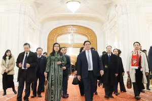 Thủ tướng Phạm Minh Chính và Phu nhân tham quan không gian, kiến trúc Nhà Quốc hội tại thủ đô Bucharest, Romania. (Ảnh: Dương Giang/TTXVN)