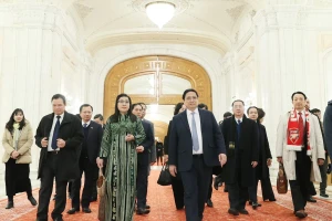 Thủ tướng Phạm Minh Chính và Phu nhân tham quan không gian, kiến trúc Nhà Quốc hội tại thủ đô Bucharest, Romania. (Ảnh: Dương Giang/TTXVN)