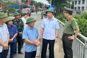 Phó Thủ tướng Hồ Đức Phớc kiểm tra hiện trường cầu Phong Châu bị sập.