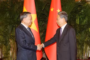 Tổng Bí thư, Chủ tịch nước Tô Lâm hội kiến Ủy viên trưởng Nhân đại toàn quốc Trung Quốc Triệu Lạc Tế. Ảnh: Trí Dũng-TTXVN