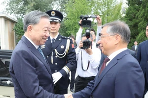 Đồng chí Lý Thư Lỗi, Ủy viên Bộ Chính trị, Bí thư Ban Bí thư, Trưởng Ban Tuyên truyền Trung ương Đảng Cộng sản Trung Quốc và lãnh đạo Trường Đảng Trung ương Đảng Cộng sản Trung Quốc đón Tổng Bí thư, Chủ tịch nước Tô Lâm đến thăm. (Ảnh: Trí Dũng-TTXVN)