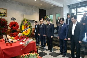 Phó Chủ tịch Quốc hội Nguyễn Đức Hải cùng các đại biểu viếng và chia buồn với các nạn nhân trong vụ khủng bố tại Liên bang Nga. (Ảnh: quochoi.vn)