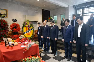 Phó Chủ tịch Quốc hội Nguyễn Đức Hải cùng các đại biểu viếng và chia buồn với các nạn nhân trong vụ khủng bố tại Liên bang Nga. (Ảnh: quochoi.vn)