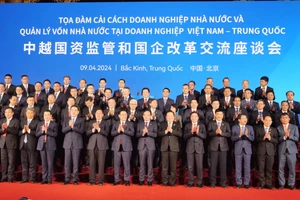 Chủ tịch Quốc hội Vương Đình Huệ chụp ảnh kỷ niệm với đại biểu Việt Nam và Trung Quốc dự Tọa đàm.