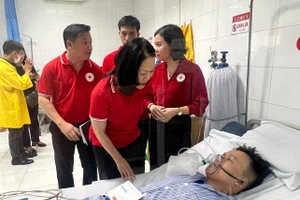 Đoàn công tác Trung ương Hội Chữ thập đỏ Việt Nam và Hội Chữ thập đỏ thành phố Hà Nội thăm hỏi, hỗ trợ nạn nhân vụ cháy đang điều trị tại Bệnh viện Giao thông vận tải.