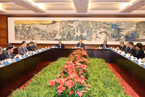 Tổng Bí thư, Chủ tịch nước Tô Lâm làm việc với lãnh đạo Trường Đảng Trung ương Đảng Cộng sản Trung Quốc. (Ảnh: Trí Dũng-TTXVN)