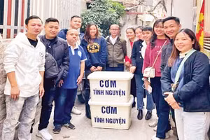 Dương Vũ Hải (ngoài cùng bên trái) và đội thiện nguyện phát cơm tại Xóm chạy thận.