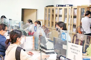  Người dân làm thủ tục tại Bảo hiểm xã hội thành phố Thủ Đức (Thành phố Hồ Chí Minh). (Ảnh THẾ ANH)