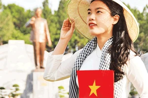 1. Các ngày lễ lớn của đất nước, người dân địa phương và du khách tập trung về quảng trường, lưu lại khoảnh khắc đẹp. 