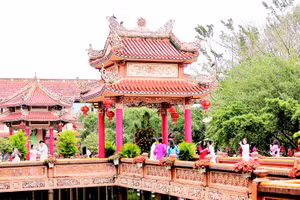 3 - Hồ Phóng Sanh nằm giữa không gian chùa.