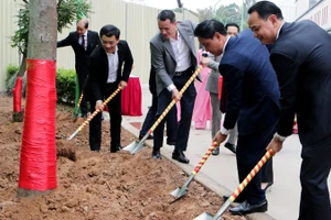 Lãnh đạo các đơn vị ngành Y tế Hà Nội tham gia "Tết trồng cây Xuân Giáp Thìn năm 2024" tại Bệnh viện đa khoa Hồng Ngọc.