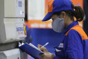 Giá xăng giảm nhẹ, xăng E5RON92 giảm 180 đồng/lít