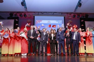 Chủ tịch Quốc hội Vương Đình Huệ tham dự Chương trình “Sắc màu văn hóa” ở Montevideo. Ảnh: DOÃN TẤN