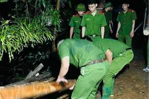 Công an xã Yên Thái, huyện Văn Yên hỗ trợ tìm kiếm người dân bị vùi lấp.