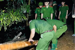 Công an xã Yên Thái, huyện Văn Yên hỗ trợ tìm kiếm người dân bị vùi lấp.