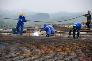 Công nhân làm việc tại một công trường thi công. Ảnh: THÀNH ĐẠT