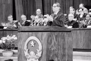 Tổng Bí thư Nguyễn Văn Linh tại Đại hội Đảng VI