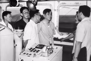 Đồng chí Nguyễn Văn Linh thăm và làm việc tại Công ty vận tải Biển Sài Gòn. (Nguồn: Gia đình cung cấp)